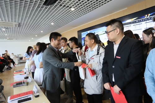 院长给老师佩戴校徽 - 副本.JPG