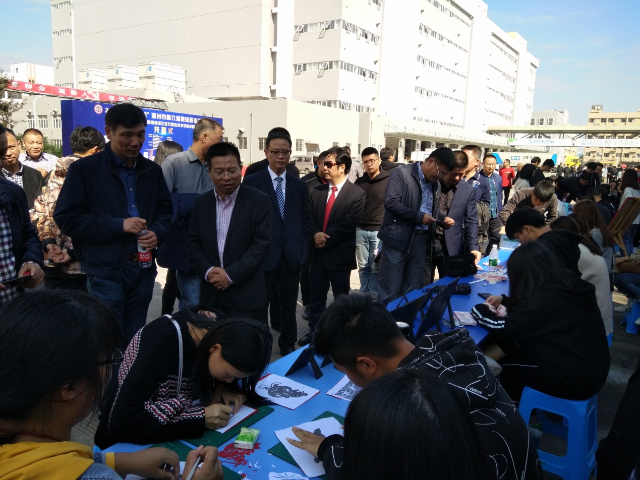 财经学院师生展示剪纸及点钞技能.jpg 财经学院师生展示剪纸及点钞技能.jpg