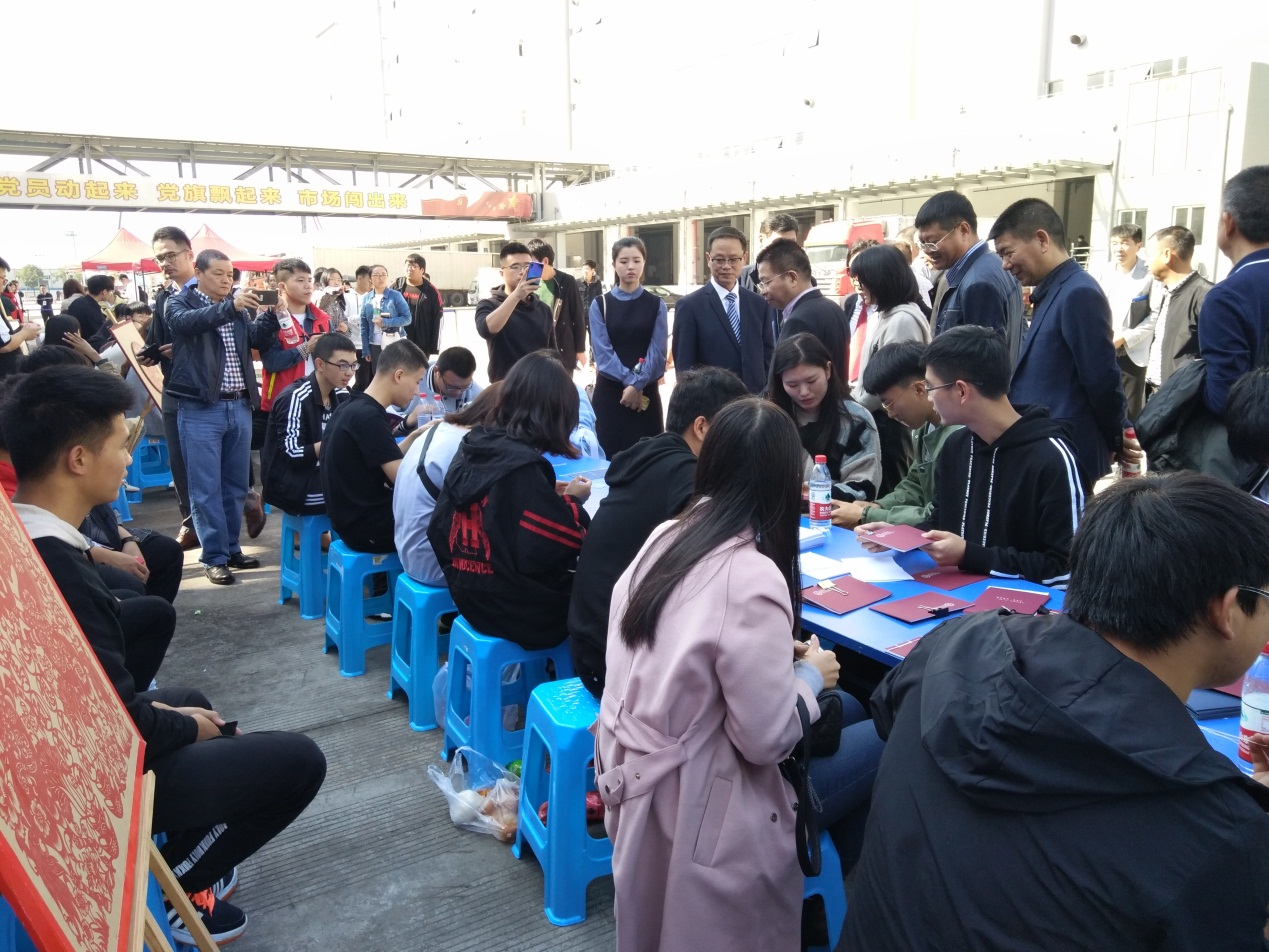 信息传媒与自动化学院师生演示古法线装本.jpg 信息传媒与自动化学院师生演示古法线装本.jpg