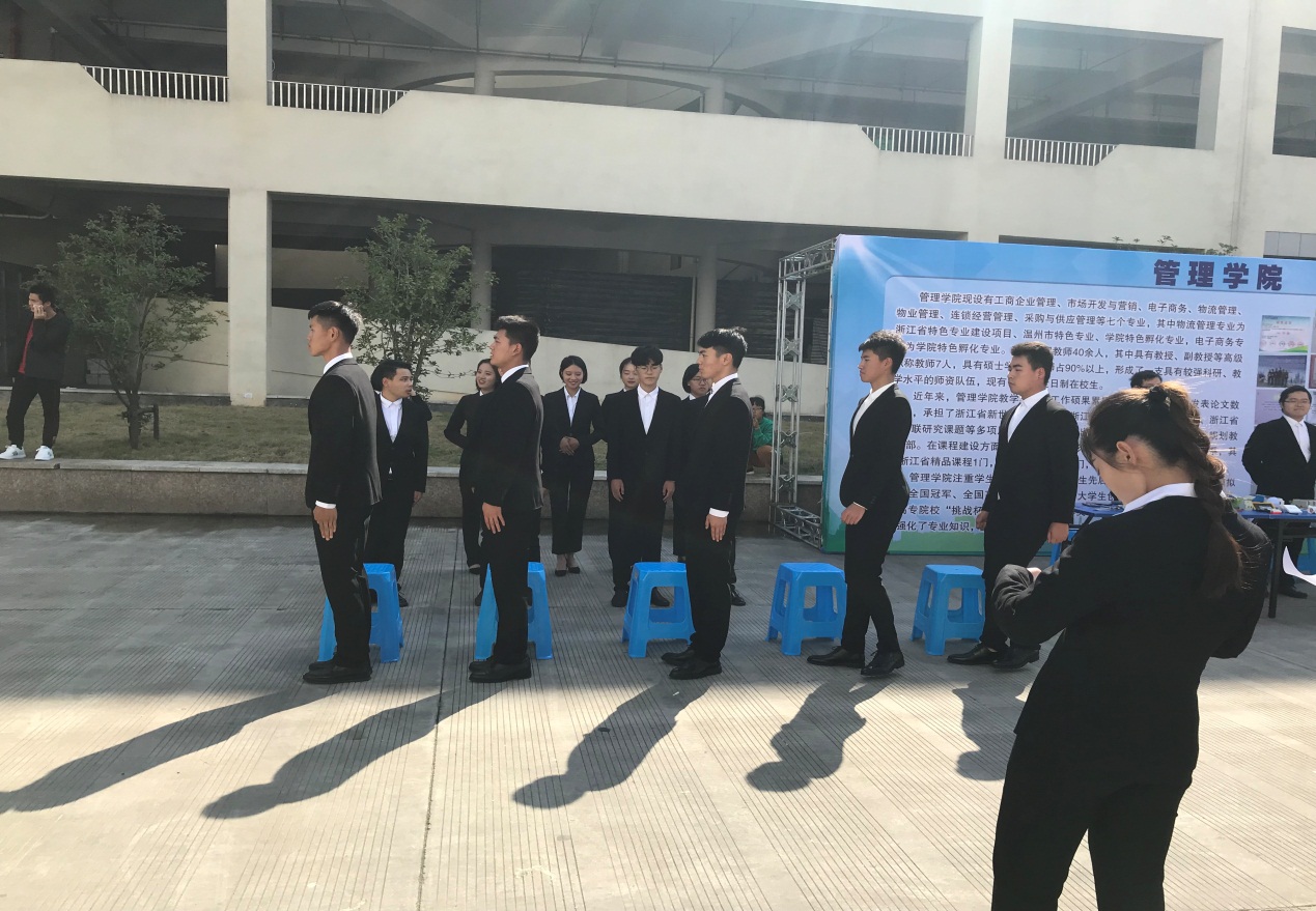 管理学院师生物业礼仪展示.jpg 管理学院师生物业礼仪展示.jpg